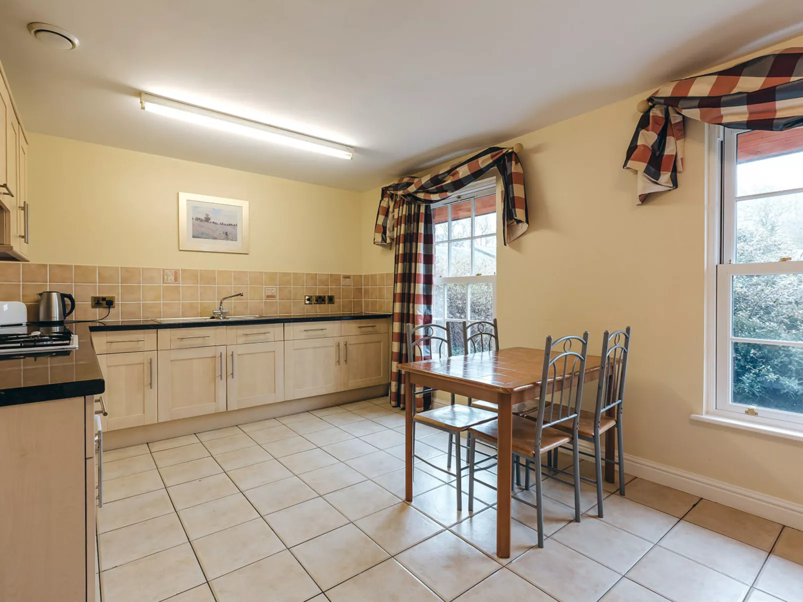 Netley Hall - Poppy-Binnen