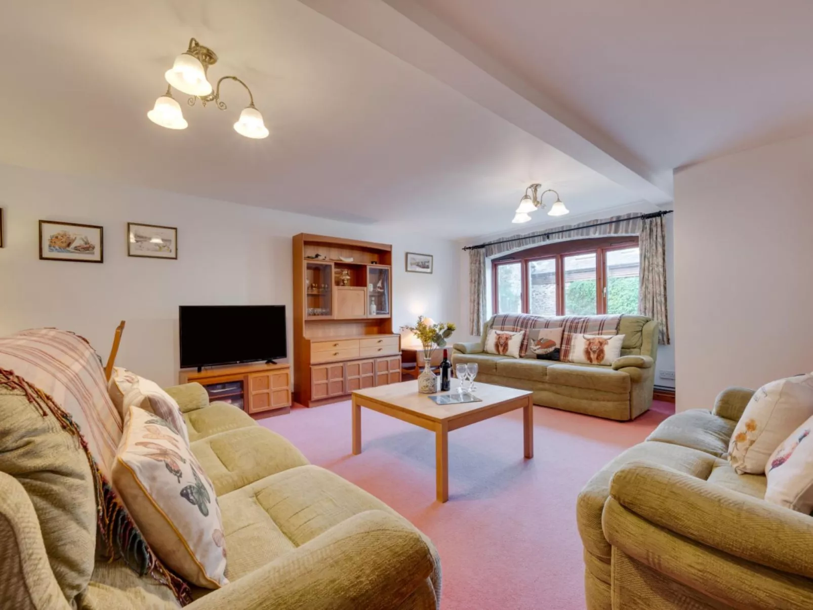 Cherry at Buckland Court-Binnen