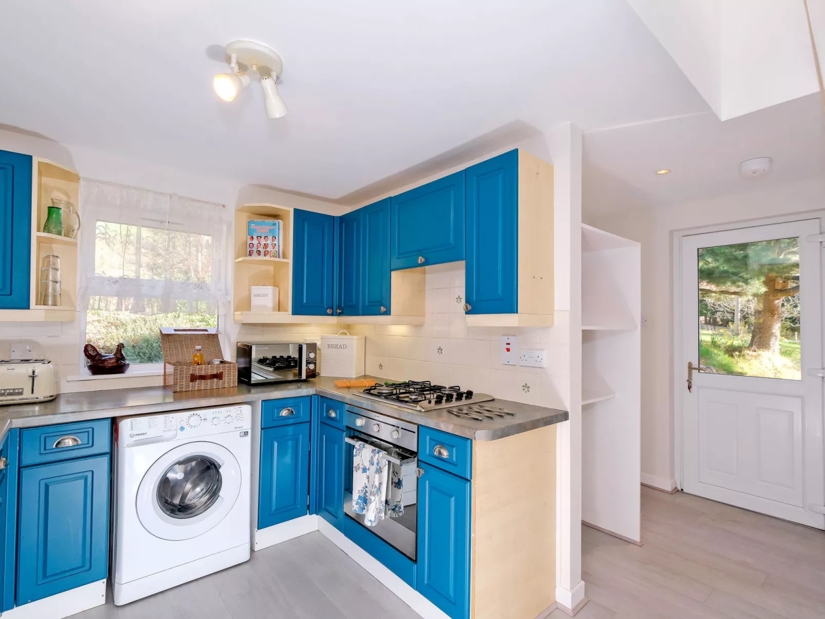 Corrennie School Cottage-Binnen