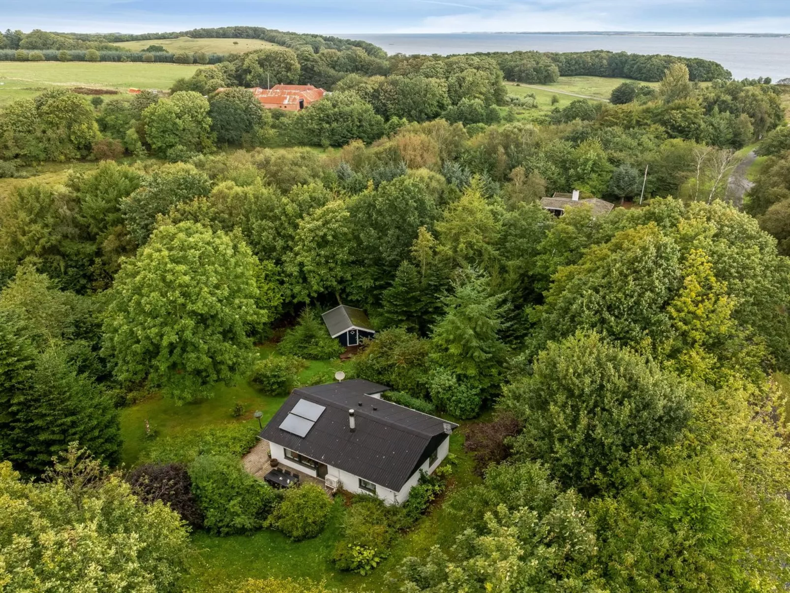 "Velika" - 300m to the fjord-Buiten