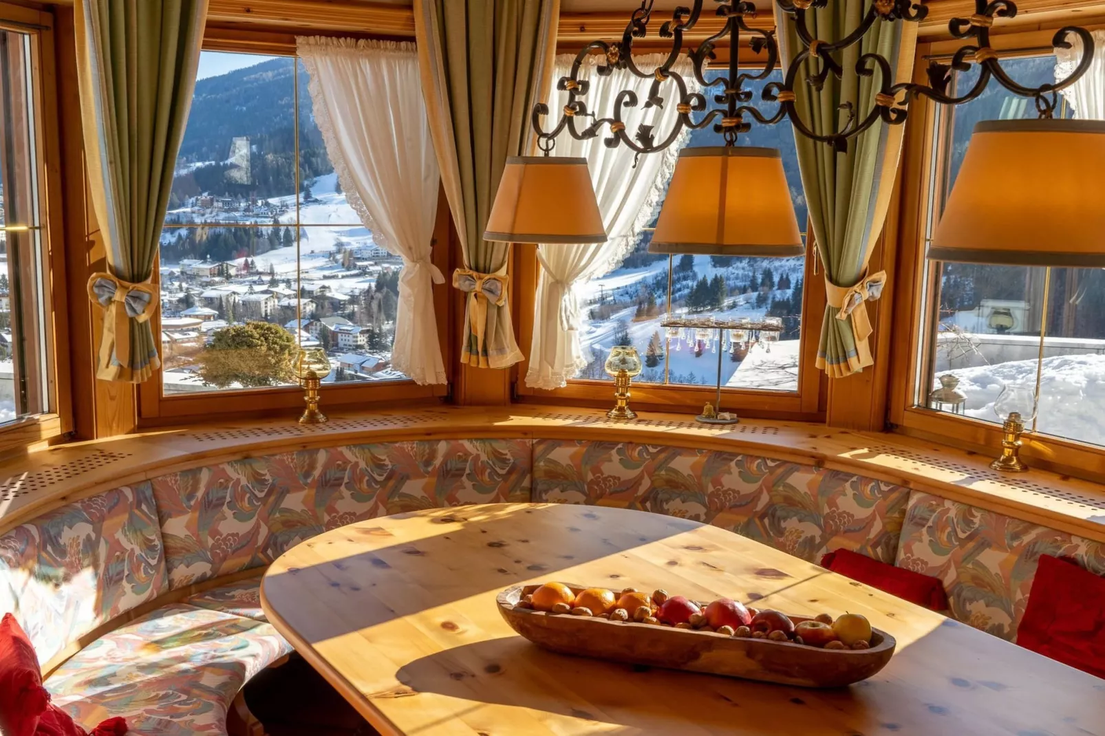 Bad Kleinkirchheim Lush and Spacious Villa with Indoor Pool and Wellness - Seven Bedroom Villa-Woonkamer