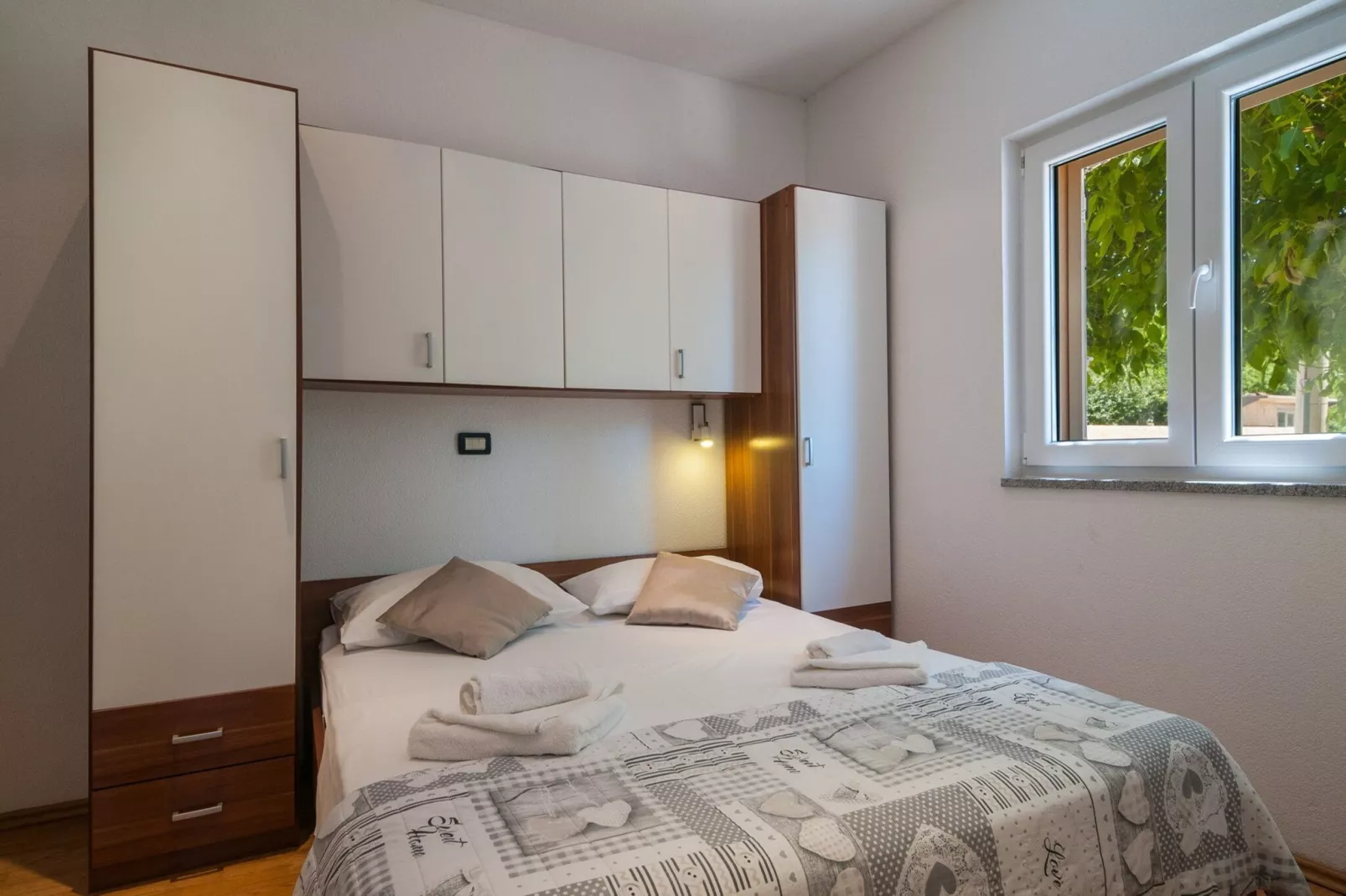 Five-Bedroom Home-Slaapkamer