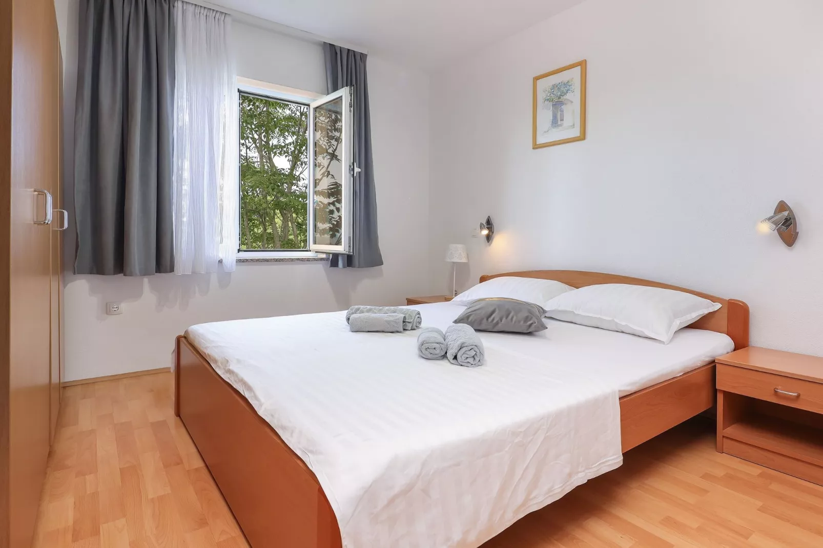 Peaceful Nature Retreat Near Krk Town with BBQ and Parking - Standard Two Bedroom Apartment-Slaapkamer