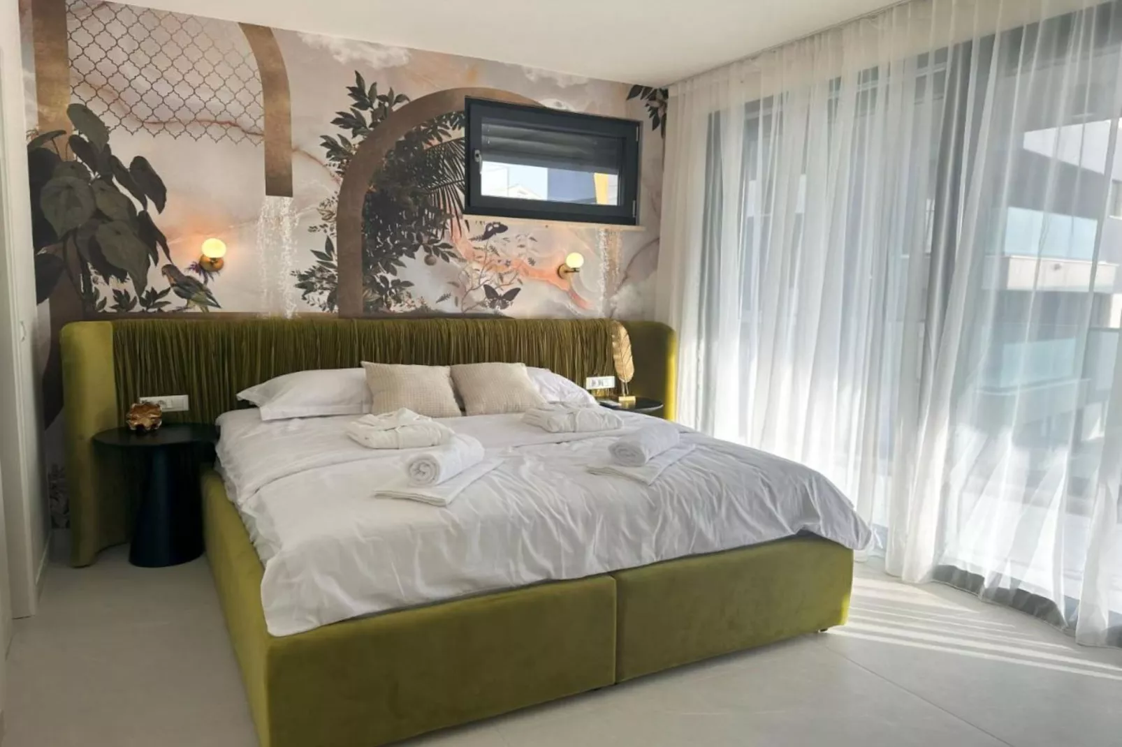 Leonarda Waterfront Residences- Three-Bedroom Penthouse with Infinity Pool (The Skyview Penthouse) - S4-Slaapkamer