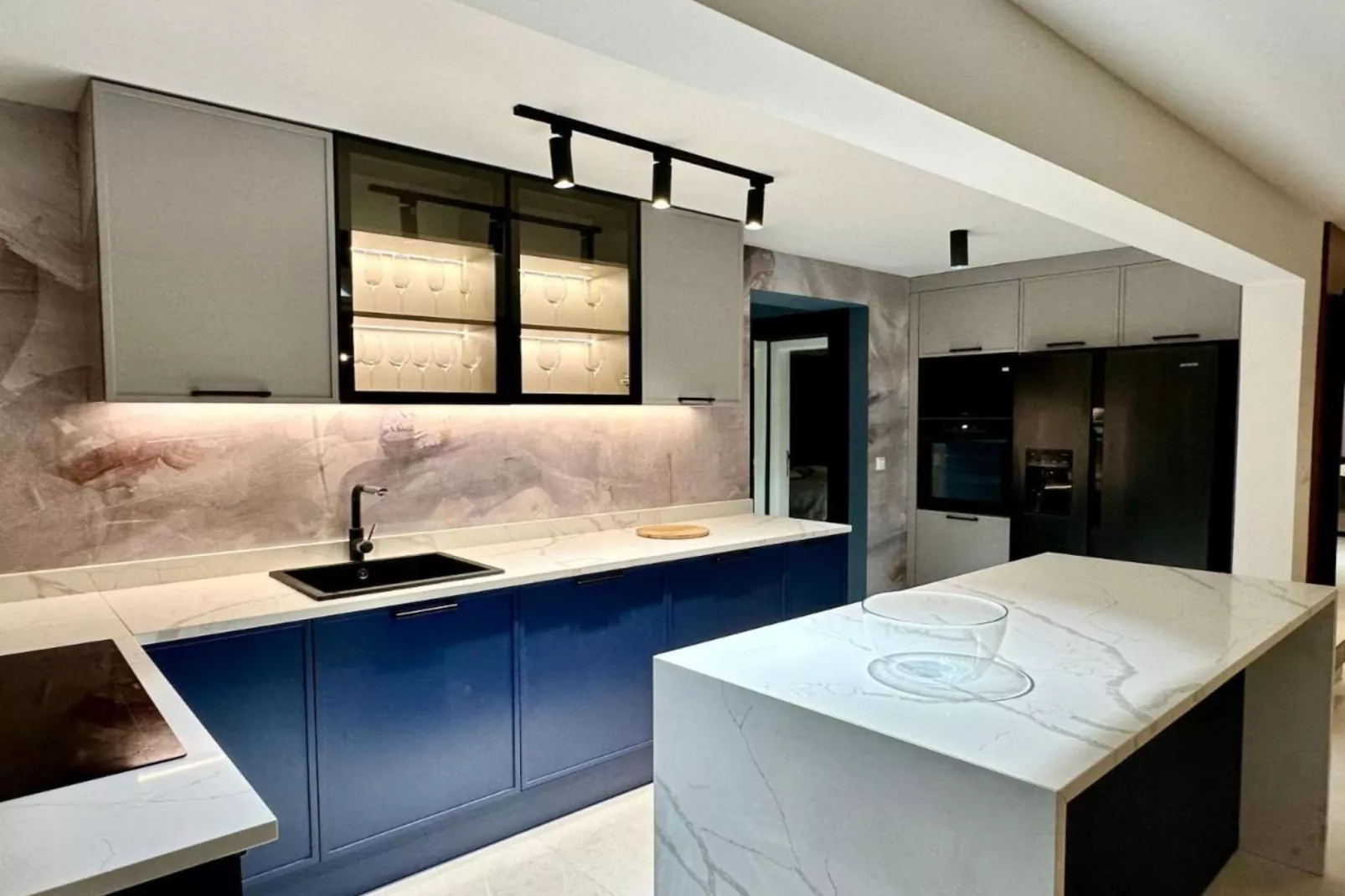 Leonarda Waterfront Residences-Two-Bedroom Apartment with private pool (The Bayfront One) -S5-Keuken