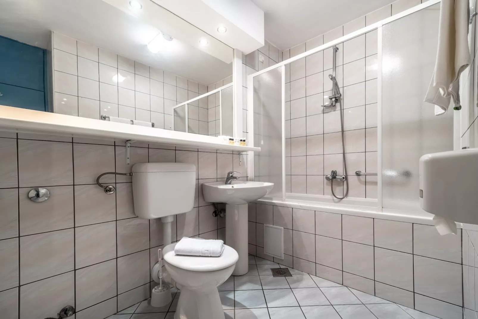 Hotel Issa - Quadruple Room Sea View-Badkamer