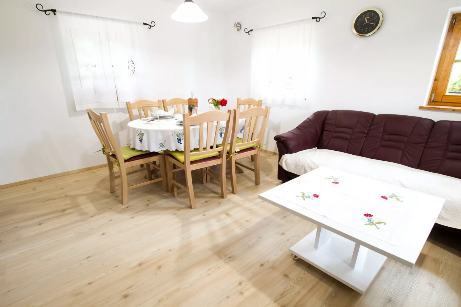 Sunny Two Bedroom Retreat in Beautiful Bizeljsko - Two Bedroom Country House-Eetkamer