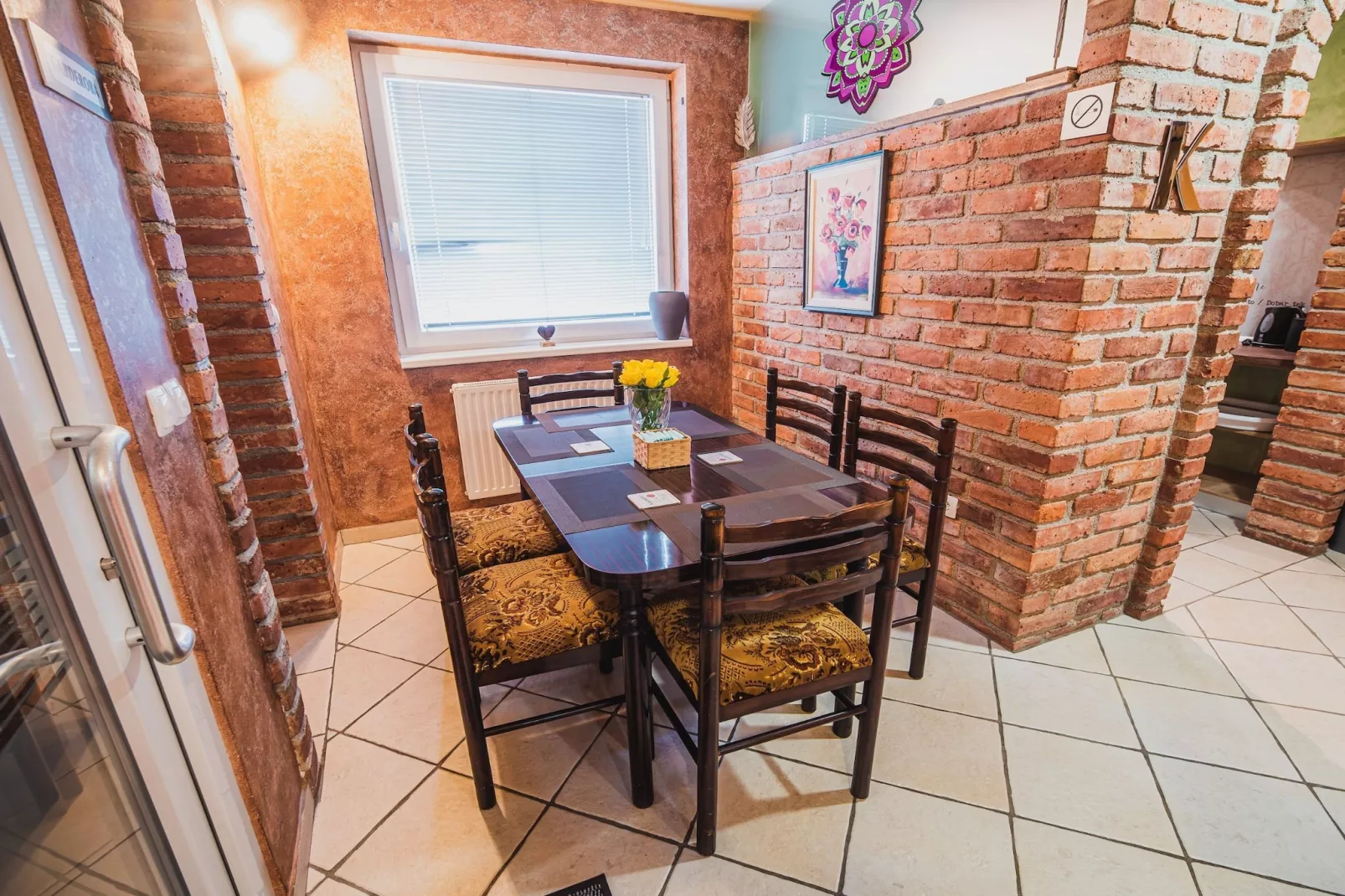 Elegant and Stylish Retreat Apartments with Terrace - Two Bedroom Apartment with Terrace-Eetkamer