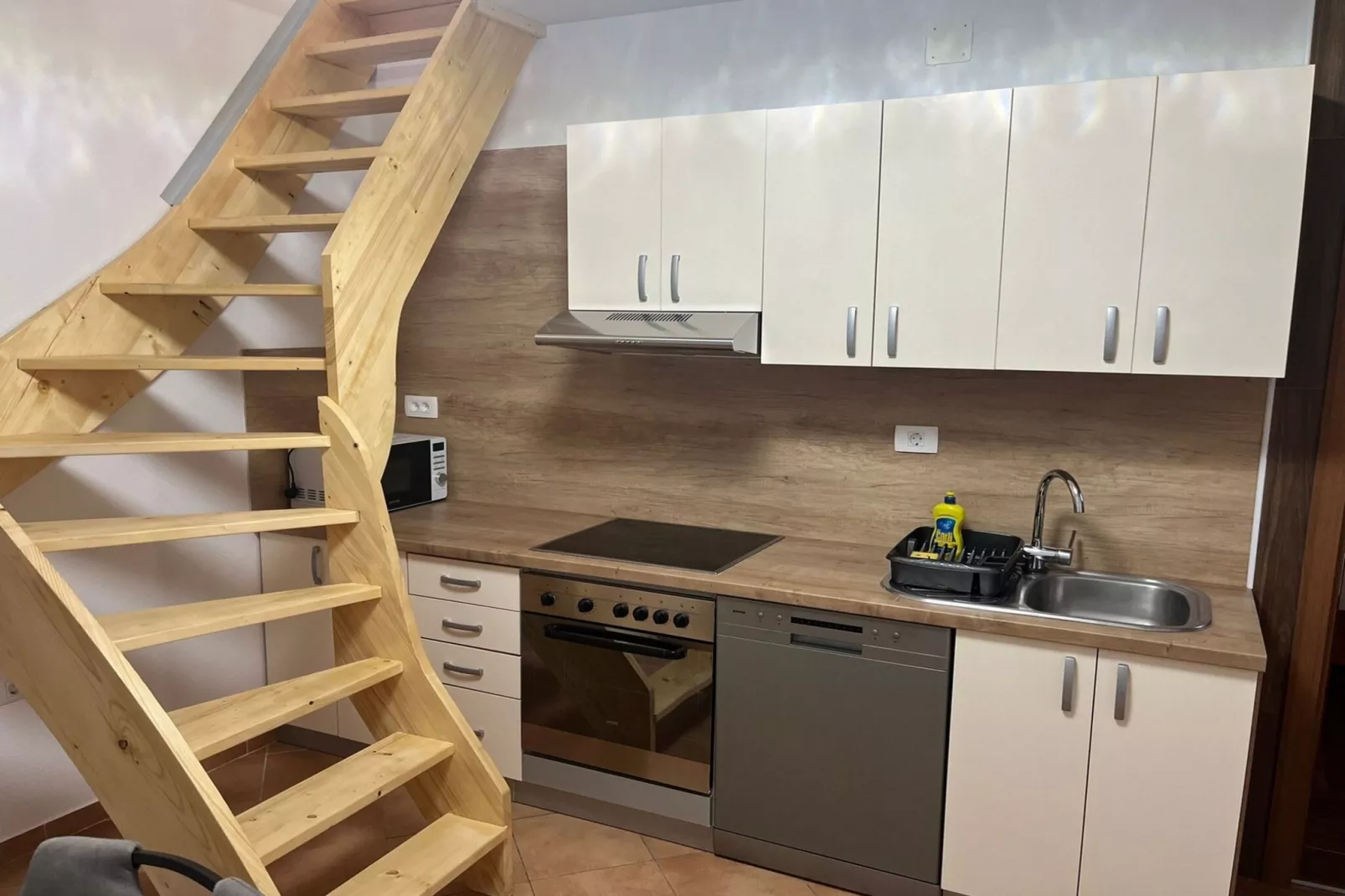 Meadow Tranquil Apartments with Evergreen Garden - Two Bedroom Apartment-Keuken