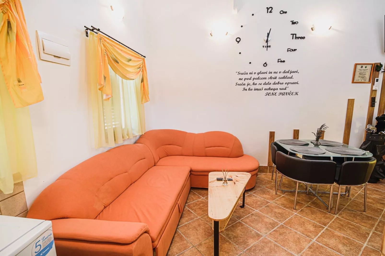 Harvest Horizon Holiday Home with Sauna - One Bedroom Holiday Home-Woonkamer