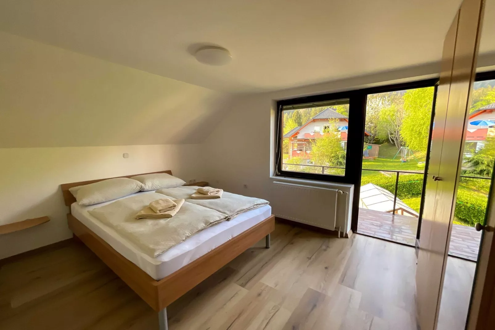 Vibrant and Charming Apartment with Balcony and Mountain View - Two Bedroom Apartment with Balcony and Mountain View-Slaapkamer