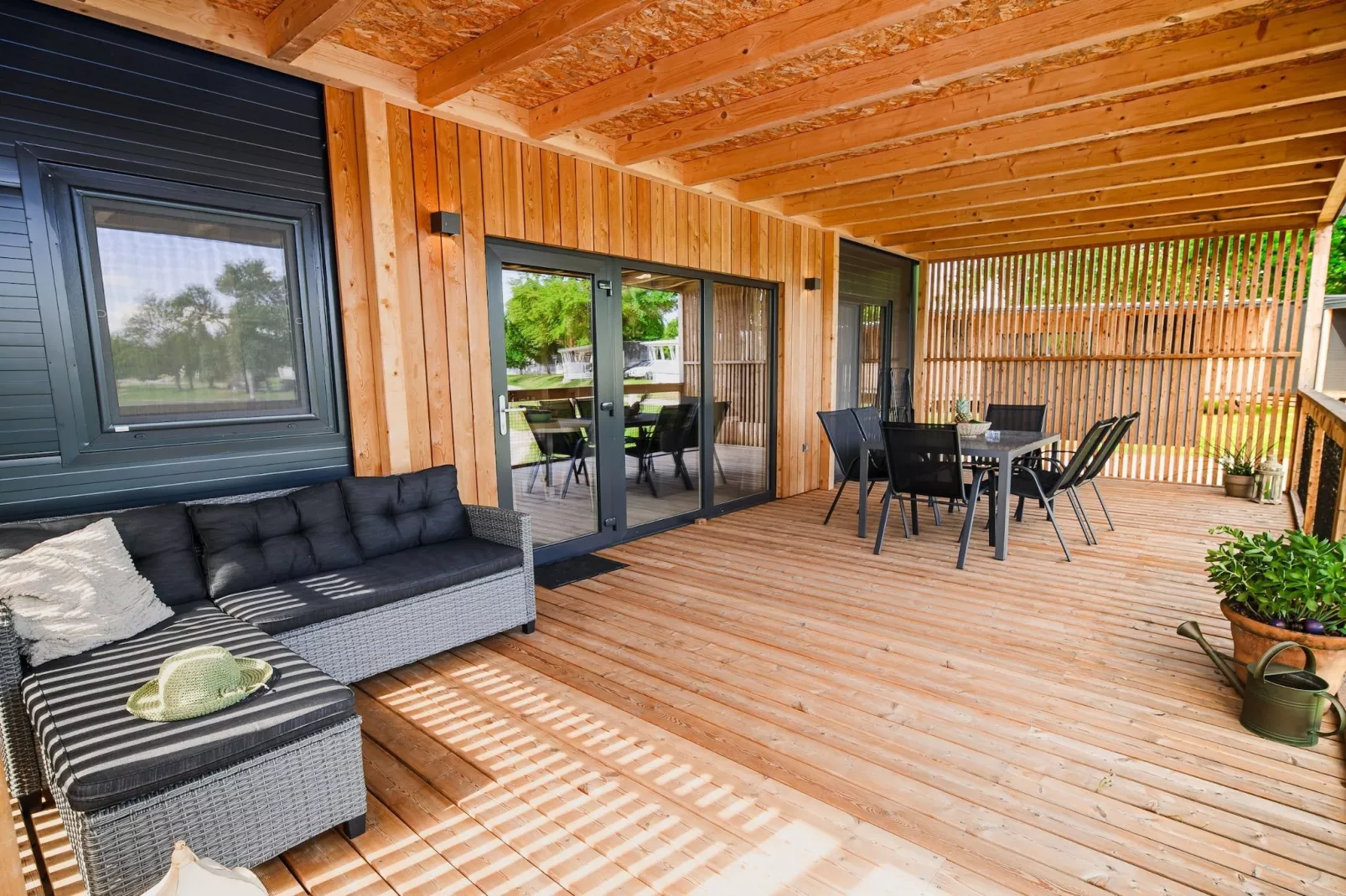 Lakeside Luxury Retreat Mobile Homes with Thermal Riviera Tickets - Three Bedroom Mobile Home 15\/014-Eetkamer