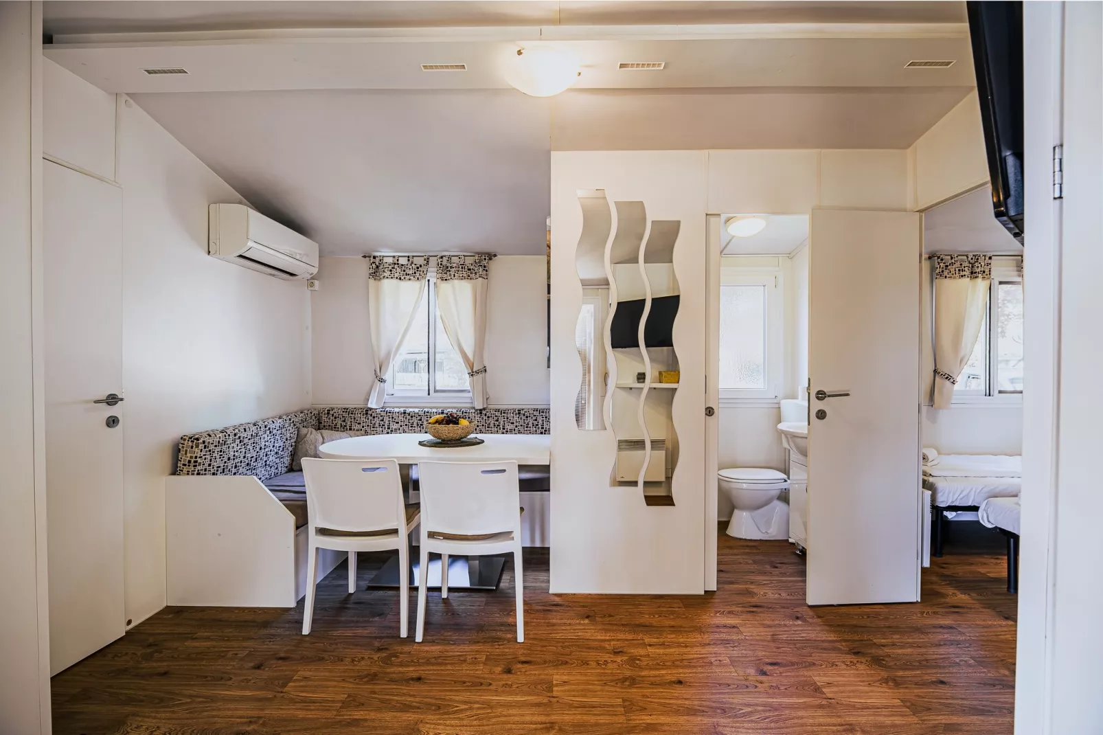 Waterside Retreat Mobile Homes with Thermal Riviera Tickets - Three Bedroom Mobile Home with Lake View  (owner 3)-Slaapkamer