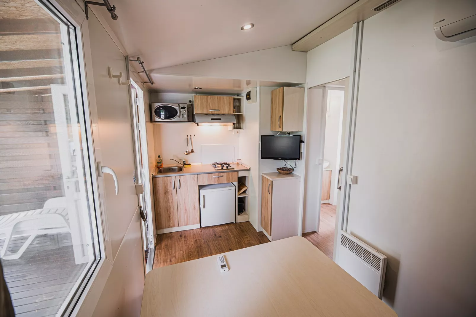 Waterside Retreat Mobile Homes with Thermal Riviera Tickets - One Bedroom Mobile Home with Lake View (owner 4)-Slaapkamer