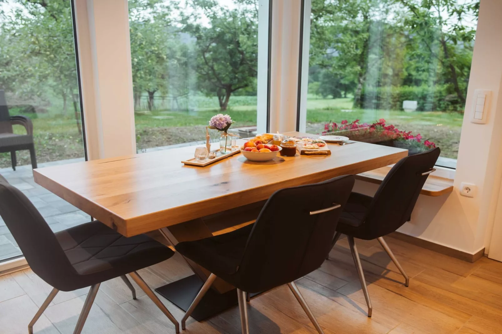 Cozy Holiday Home with Fireplace and Scenic Hills in Bistrica ob Sotli - Two Bedroom Holiday Home-Eetkamer