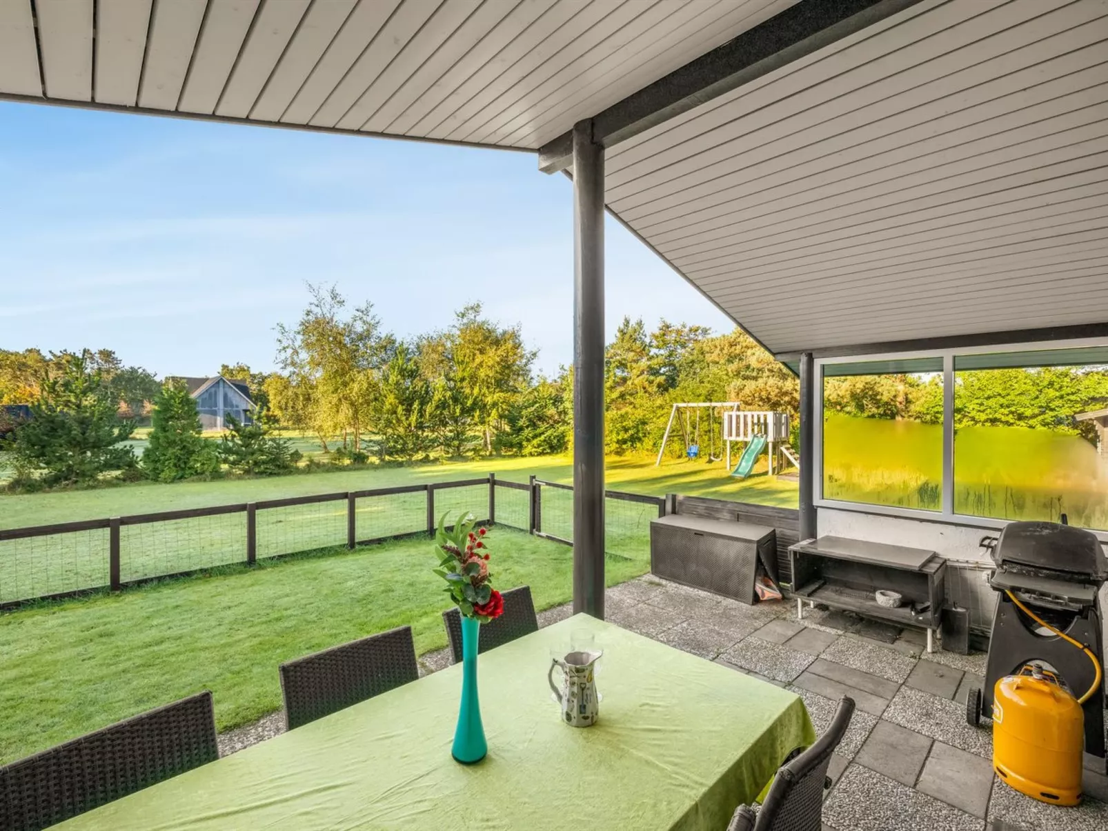 "Sjarlotte" - 400m to the fjord-Buiten