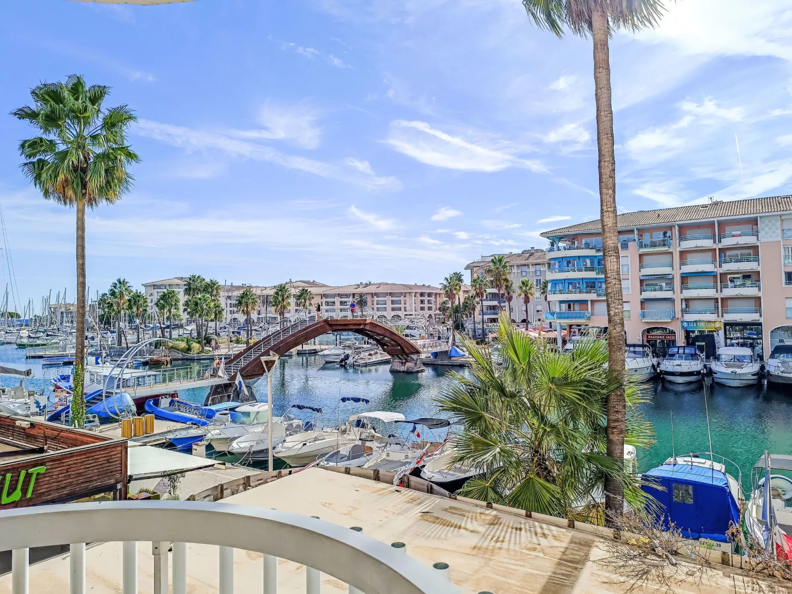 Port d'Attache-Buiten