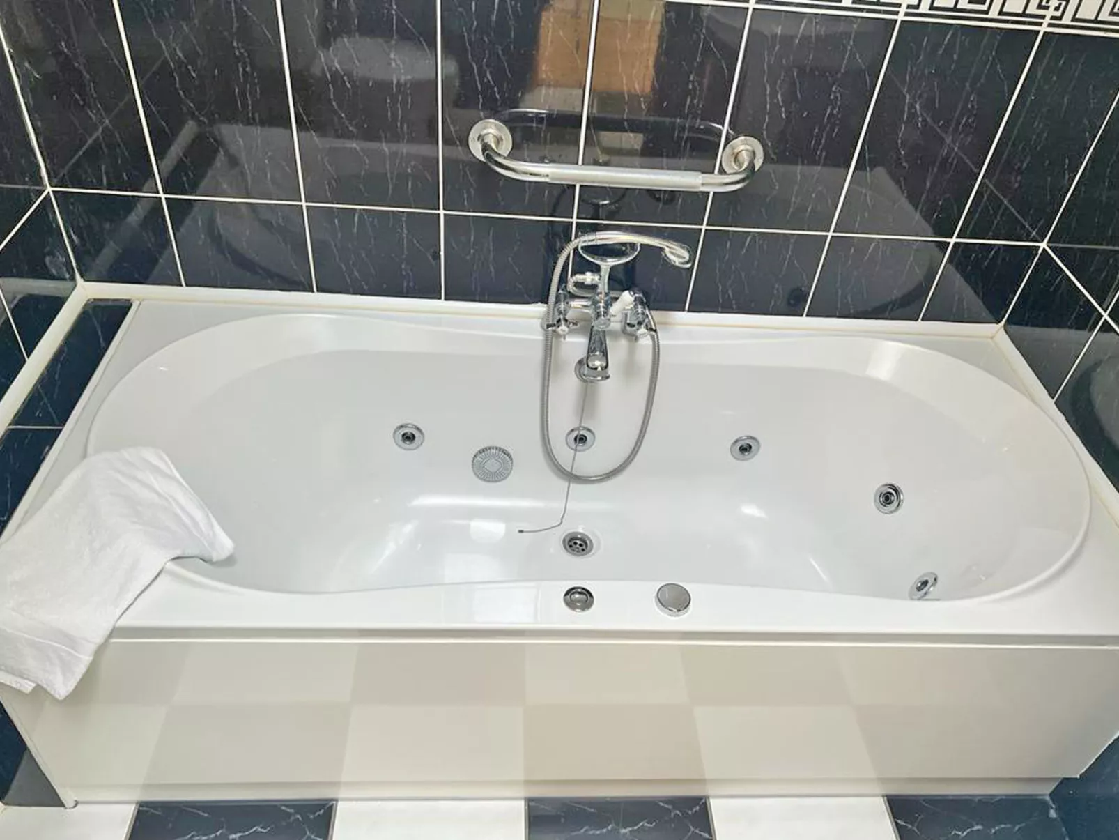 Castle Quay (TR4) HH No 14-Binnen