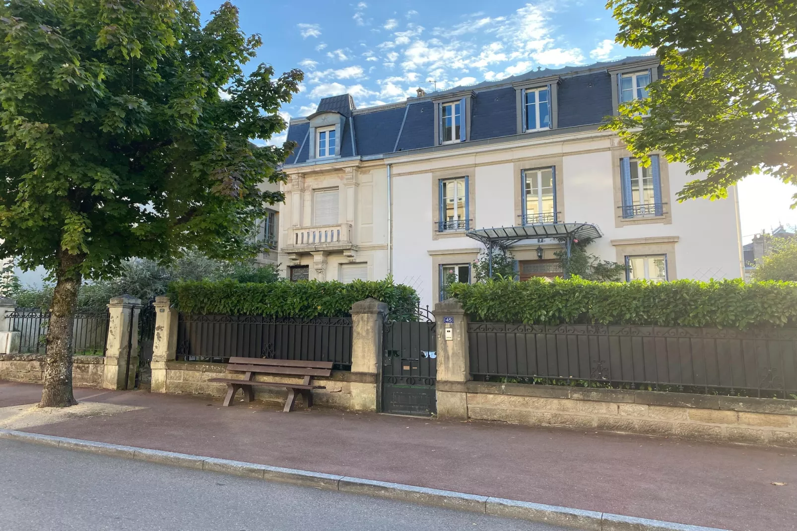 Appartement avec la petite cour-Buitenkant zomer