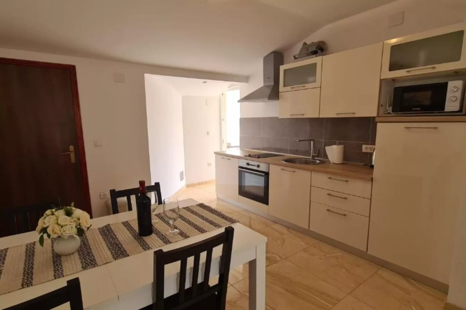 Apartment with One Bathroom-Keuken