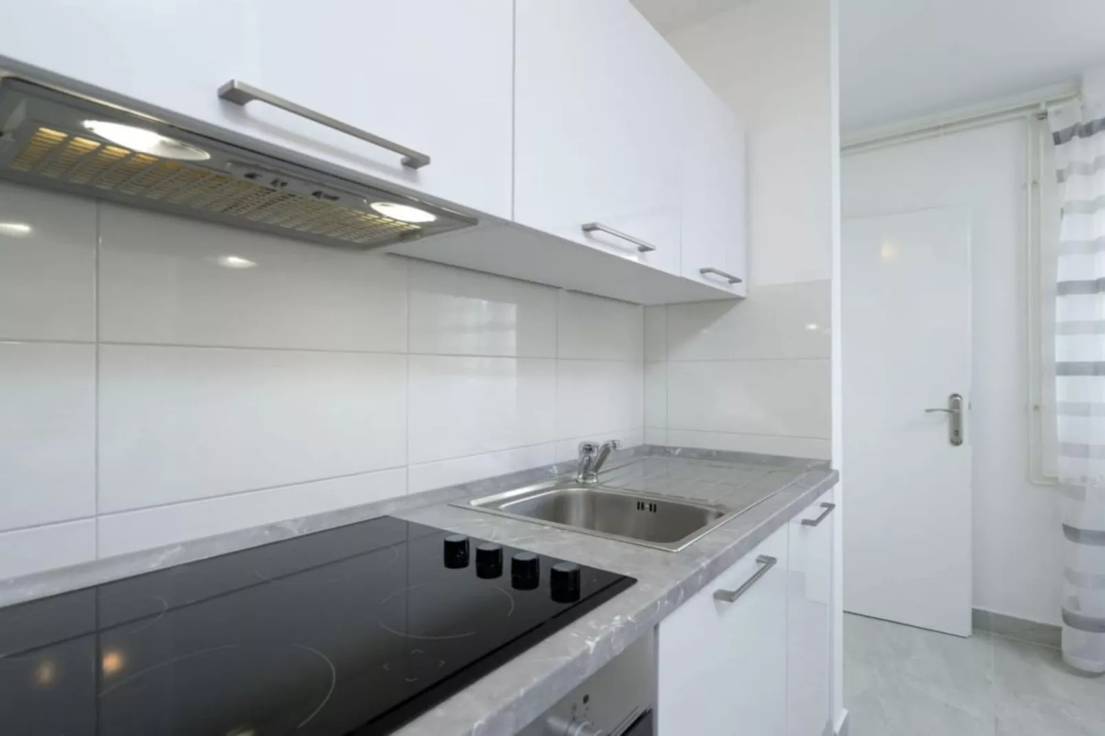 One Bedroom Apartment with Terrace and Sea View 4-Keuken