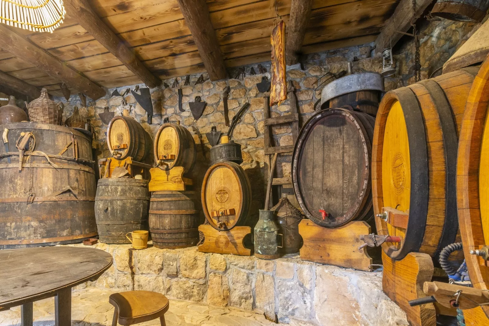 Rustical Resort Kokorići with Shared Outdoor Swimming Pool - One Bedroom Apartment with Terrace-Eetkamer