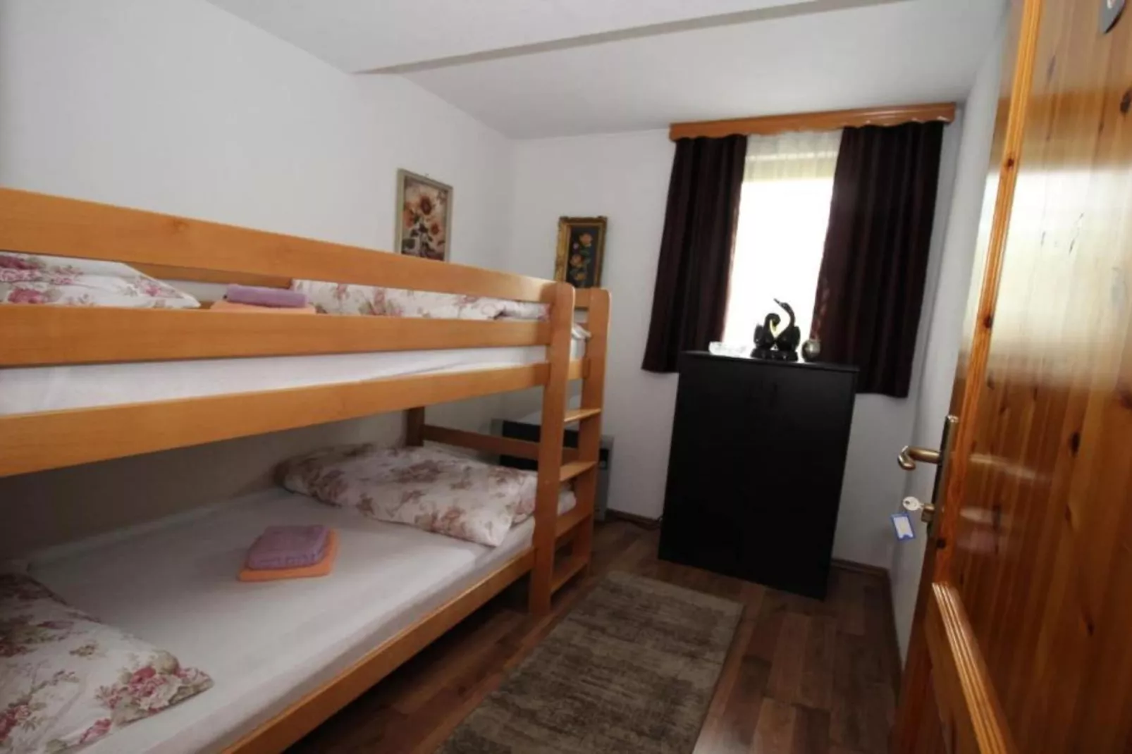 Four bedroom home with river view-Slaapkamer