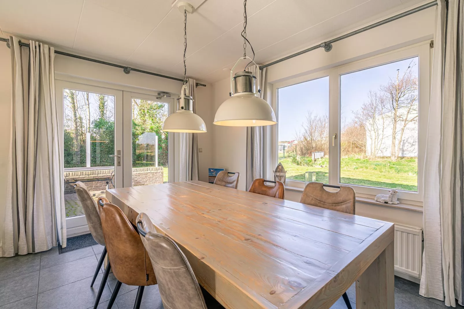 Kamperfoelie 45-Eetkamer