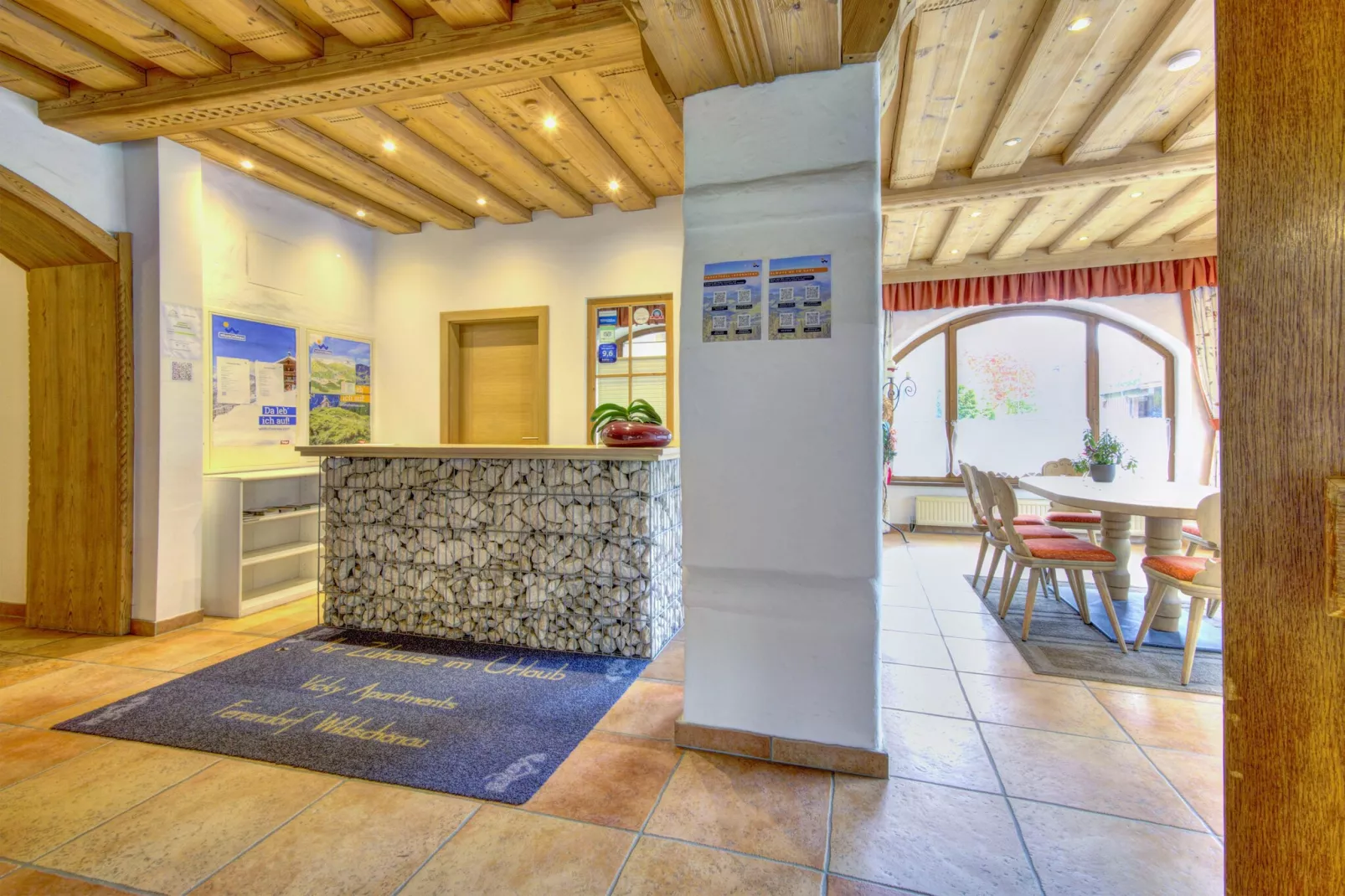 Vicky Apartment Top 8-Hal-ontvangst