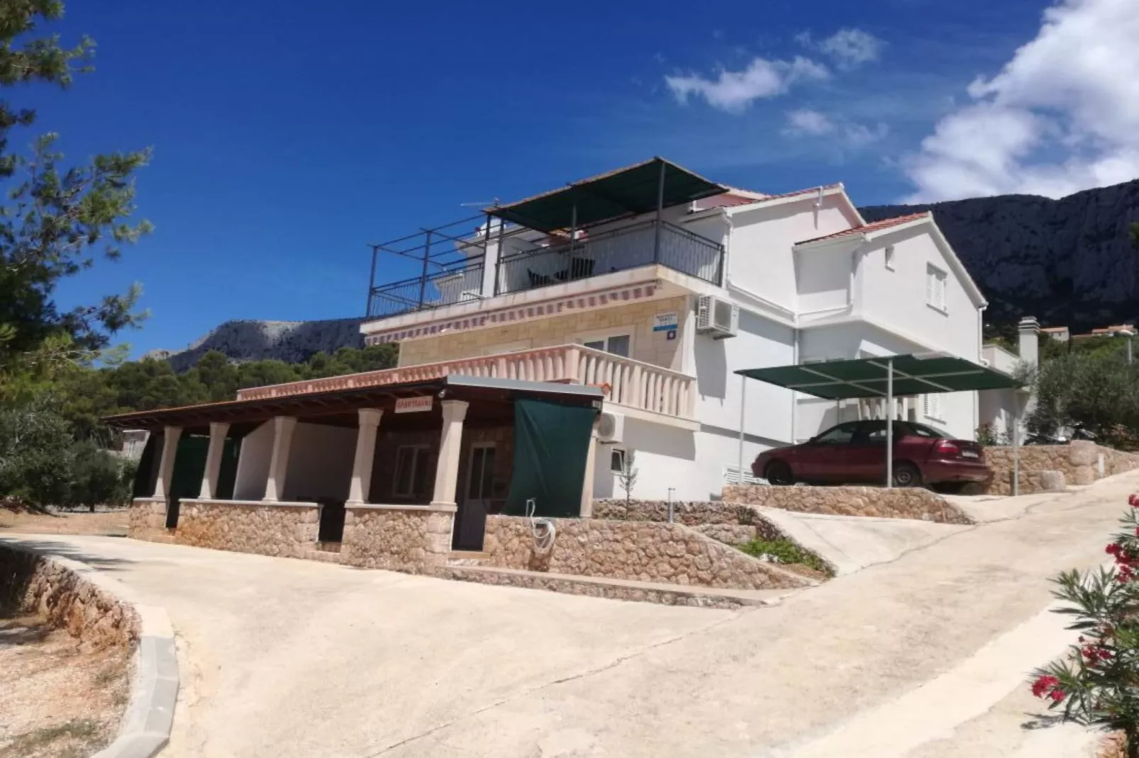 Classic One Bedroom Apartment with Terrace and Sea view-Buitenlucht