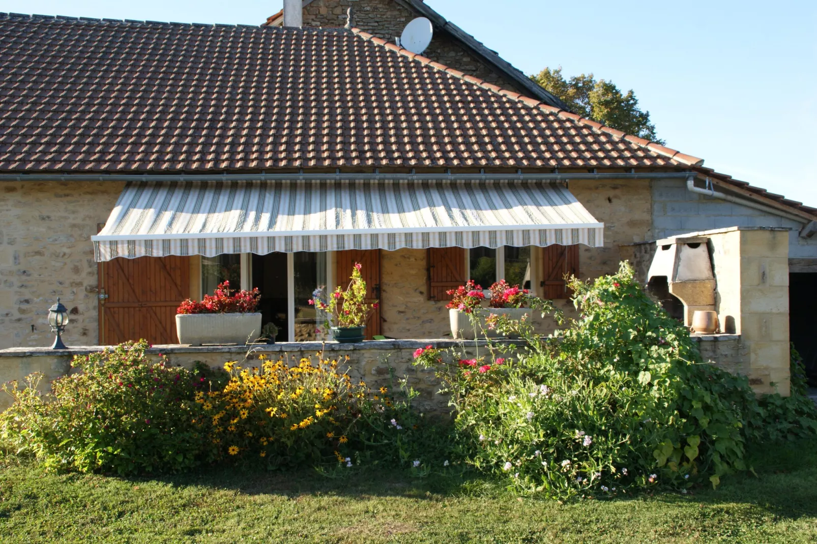 Maison de vacances Besse Les Vitarelles 6p-Buitenkant zomer