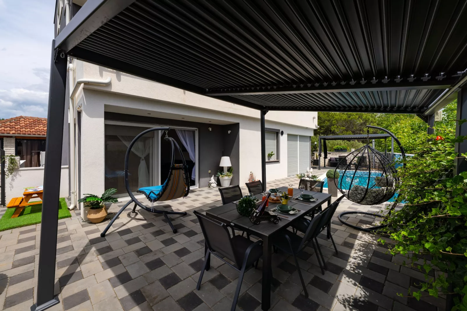 Apartment Nikita with private pool-Terrasbalkon