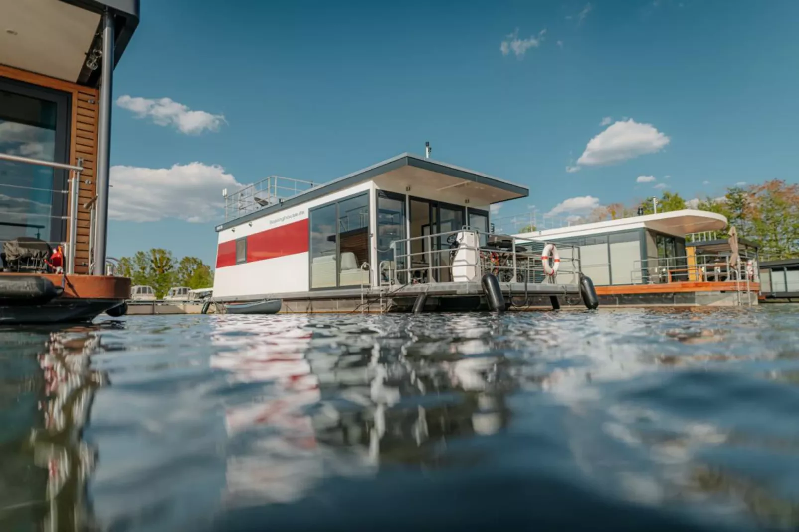 Hausboot in Zehdenick-Buitenkant zomer
