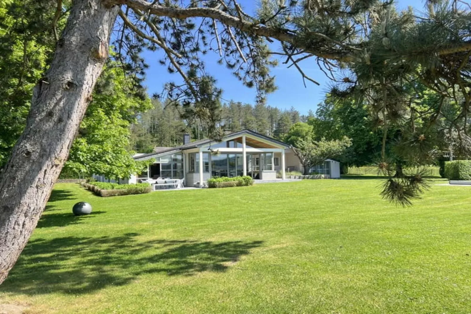 Les trois tilleuls-Buitenkant zomer