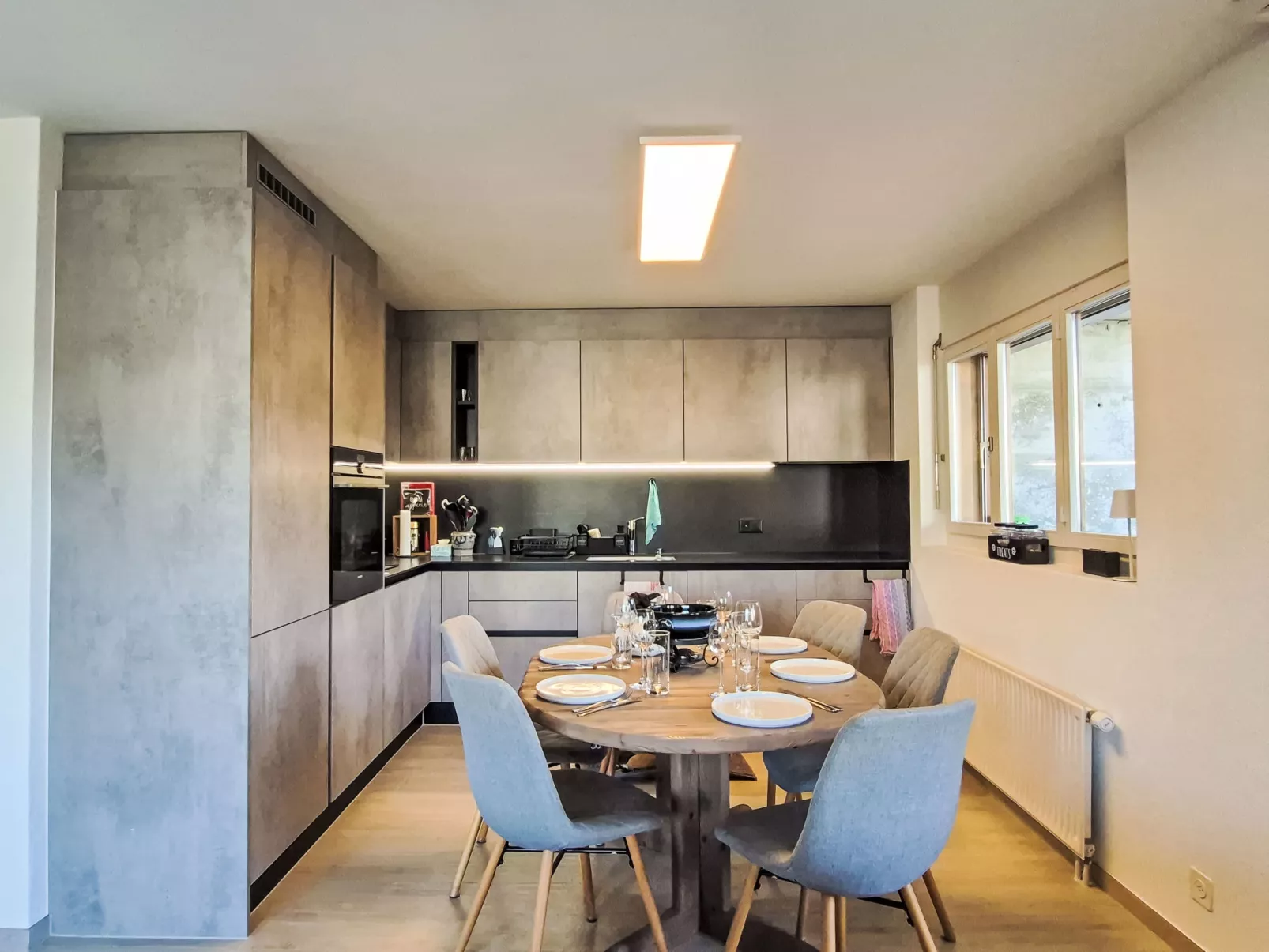 Ambassador 2/1-Binnen