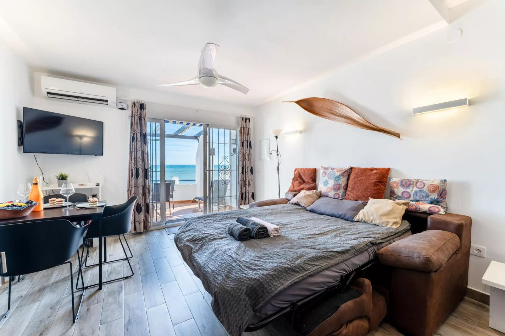 CT 401 - Faro's Beachfront Apartment in Calahonda-Woonkamer