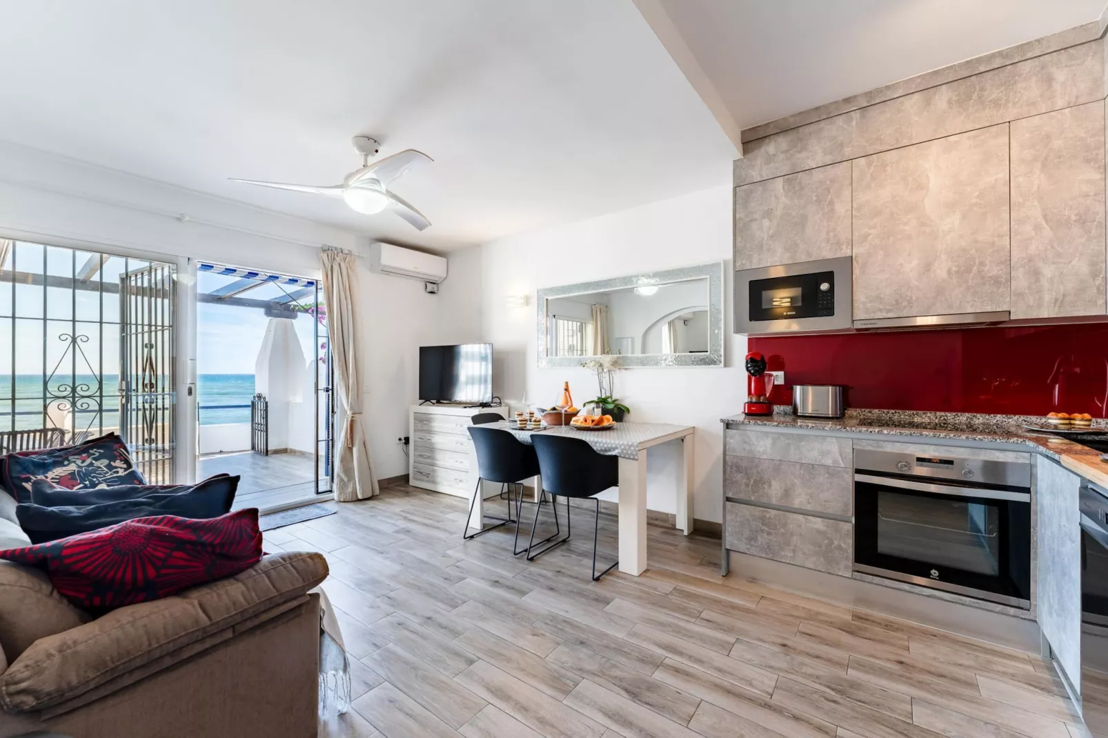 CT 399 - Faro's Beachfront Apartment in Calahonda-Woonkamer