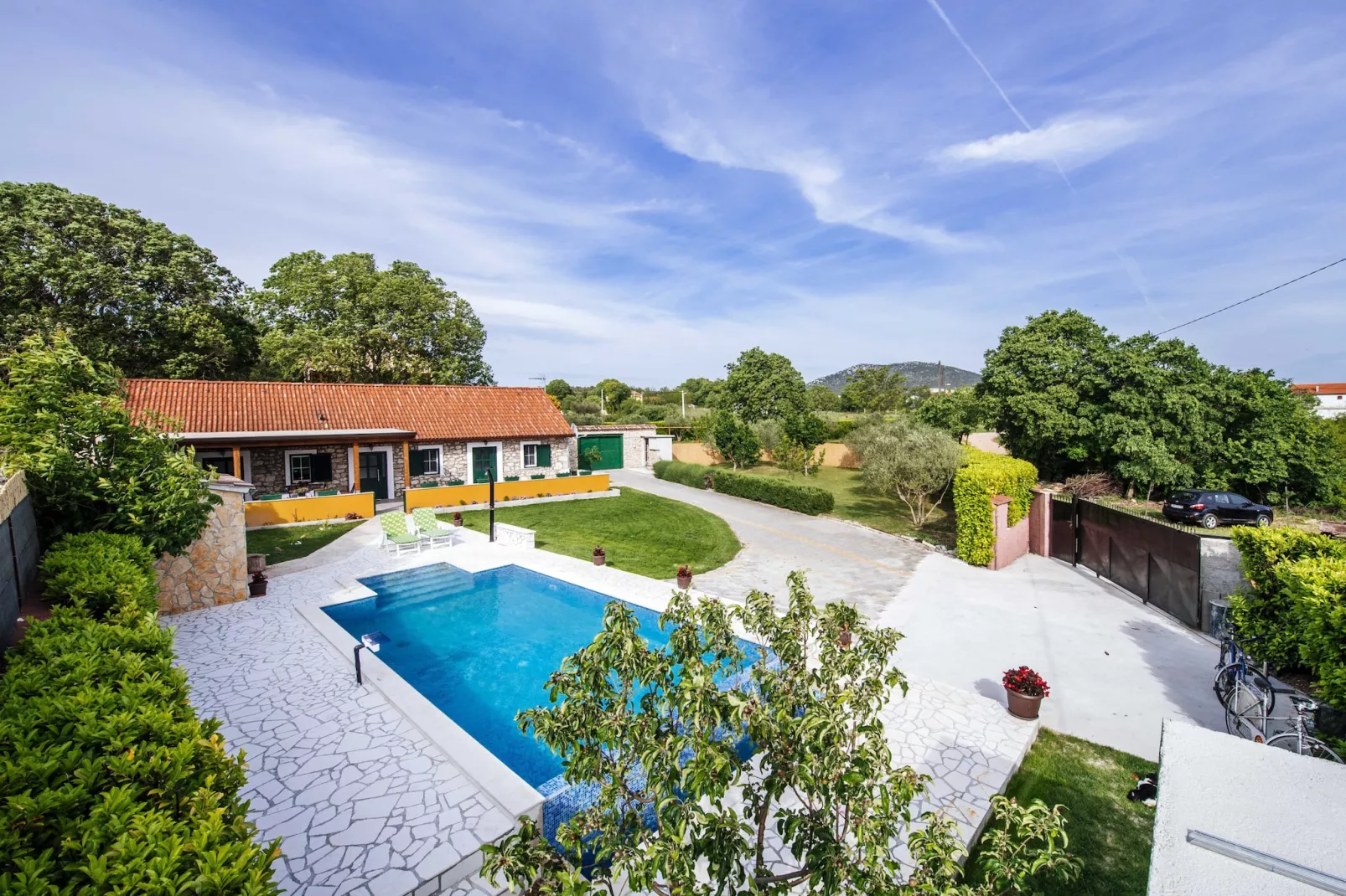 Authentic stone house Momo-Buitenkant zomer