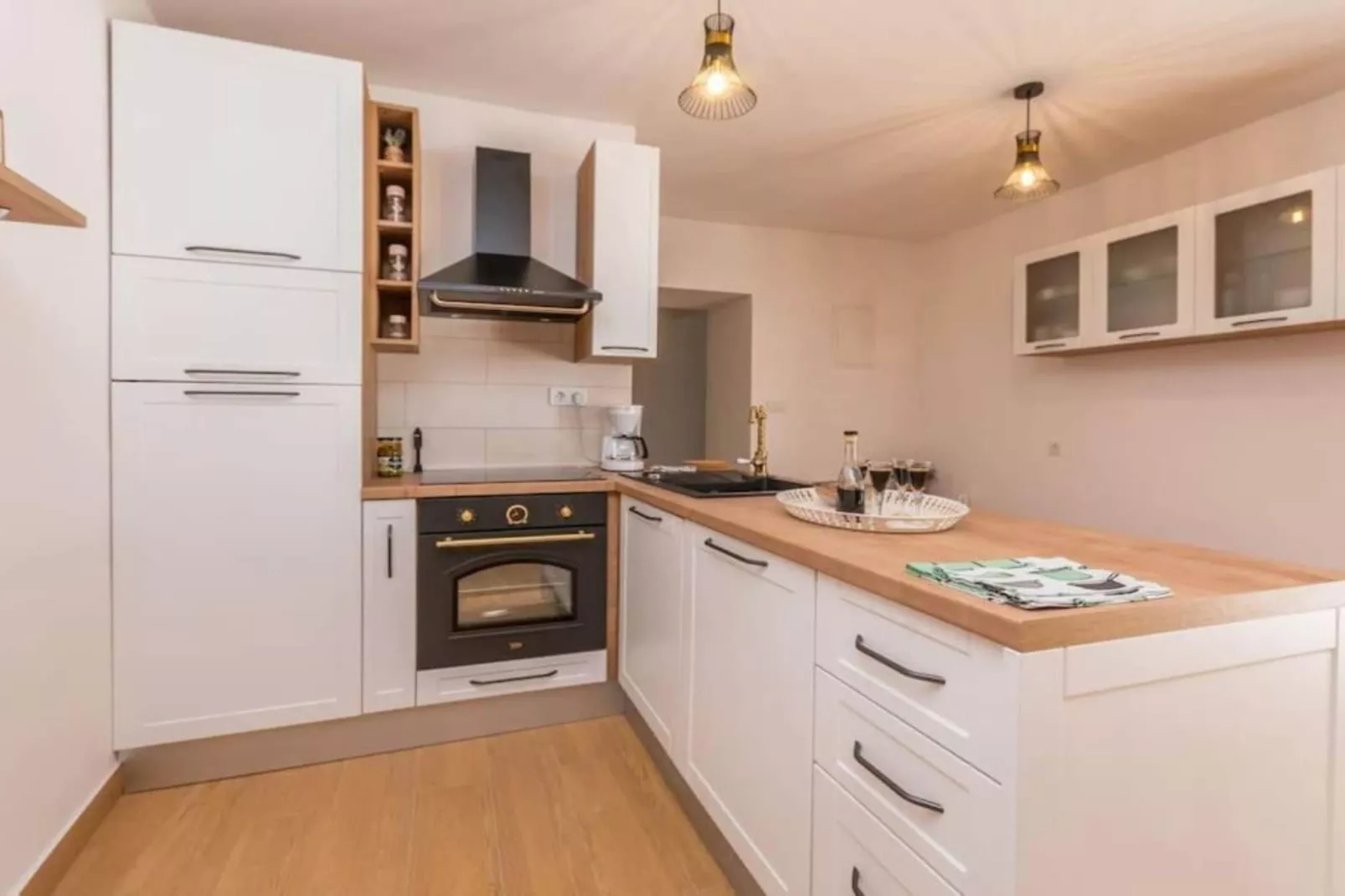 The Grandfather Villa – Heated Pool Retreat-Keuken