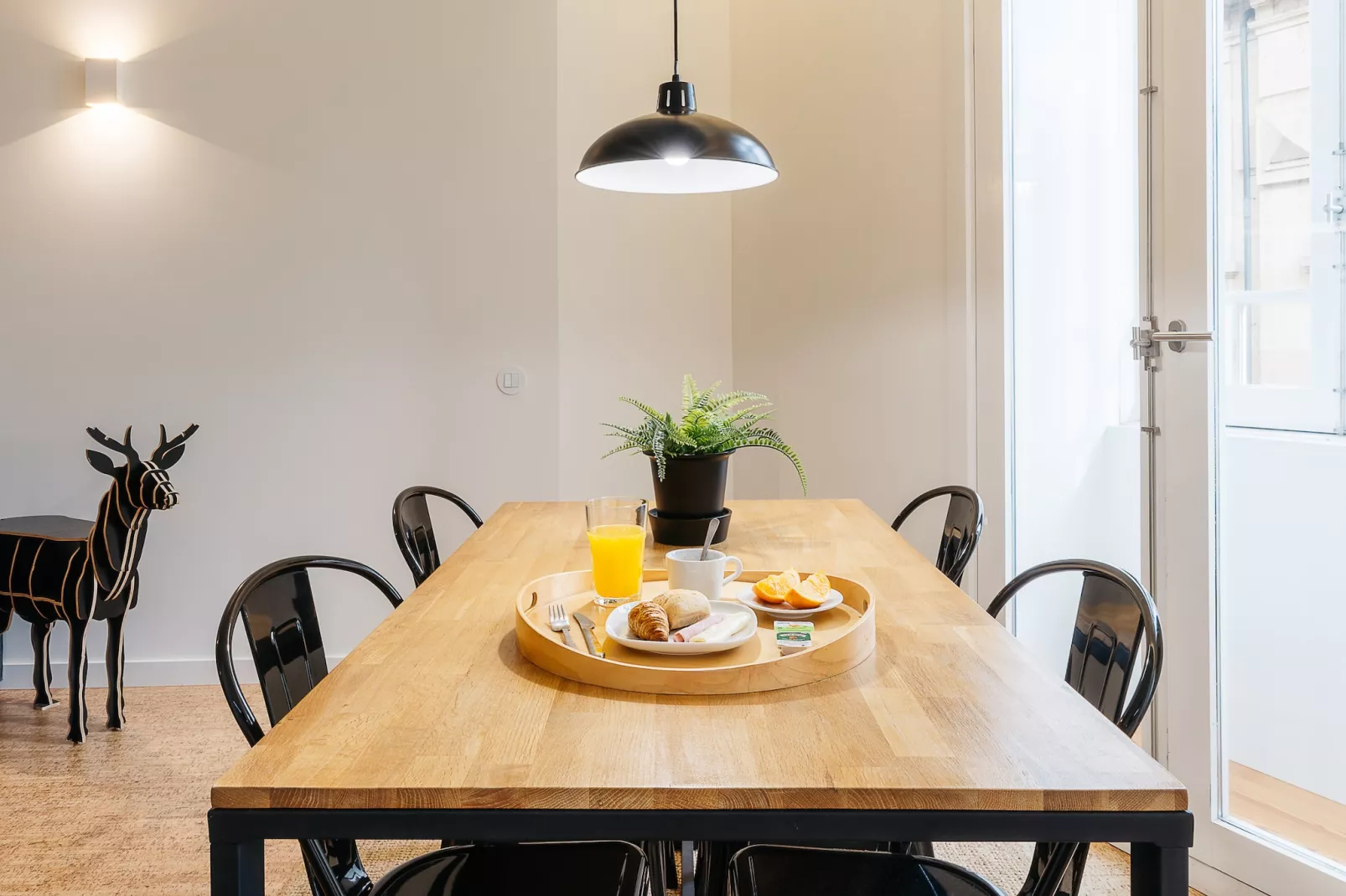 On Trend Nightlife Studio 103-Eetkamer