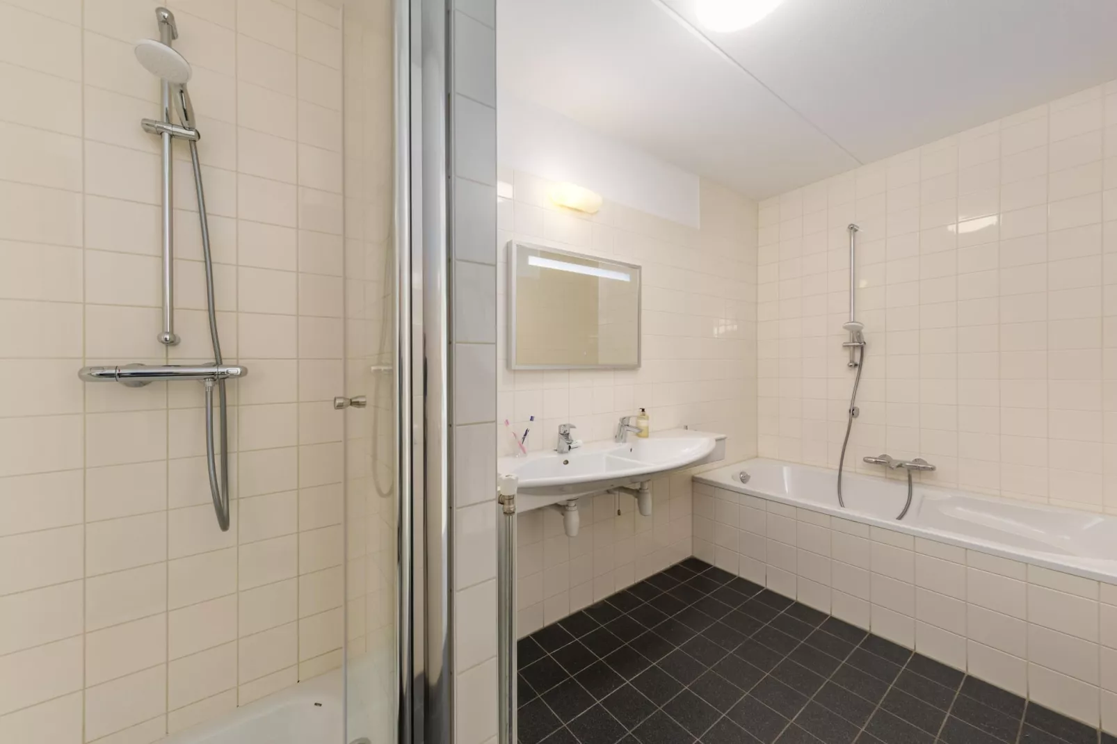 Marinapark Volendam 13-Badkamer