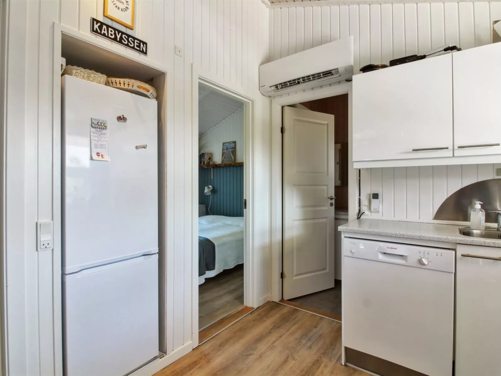 "Yessica" - 300m from the sea-Binnen