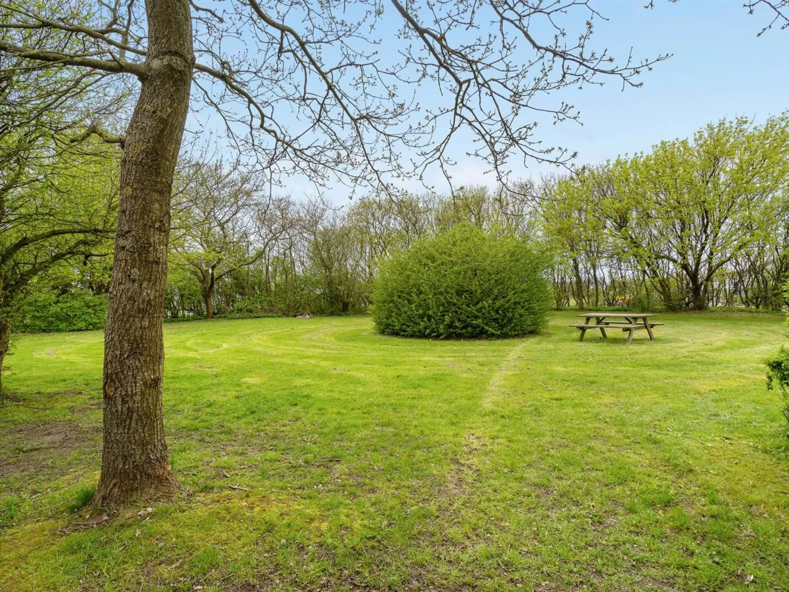 "Rahild" - 2km to the fjord-Buiten