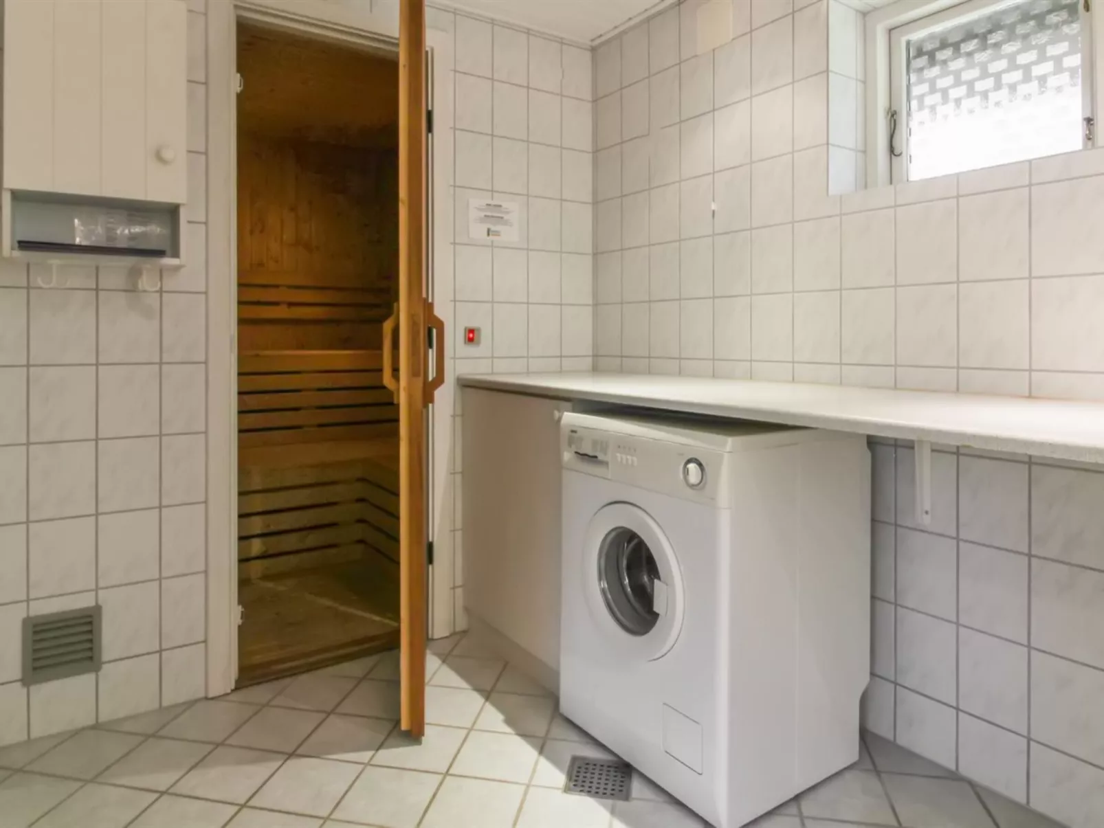 "Helline" - 900m from the sea-Binnen