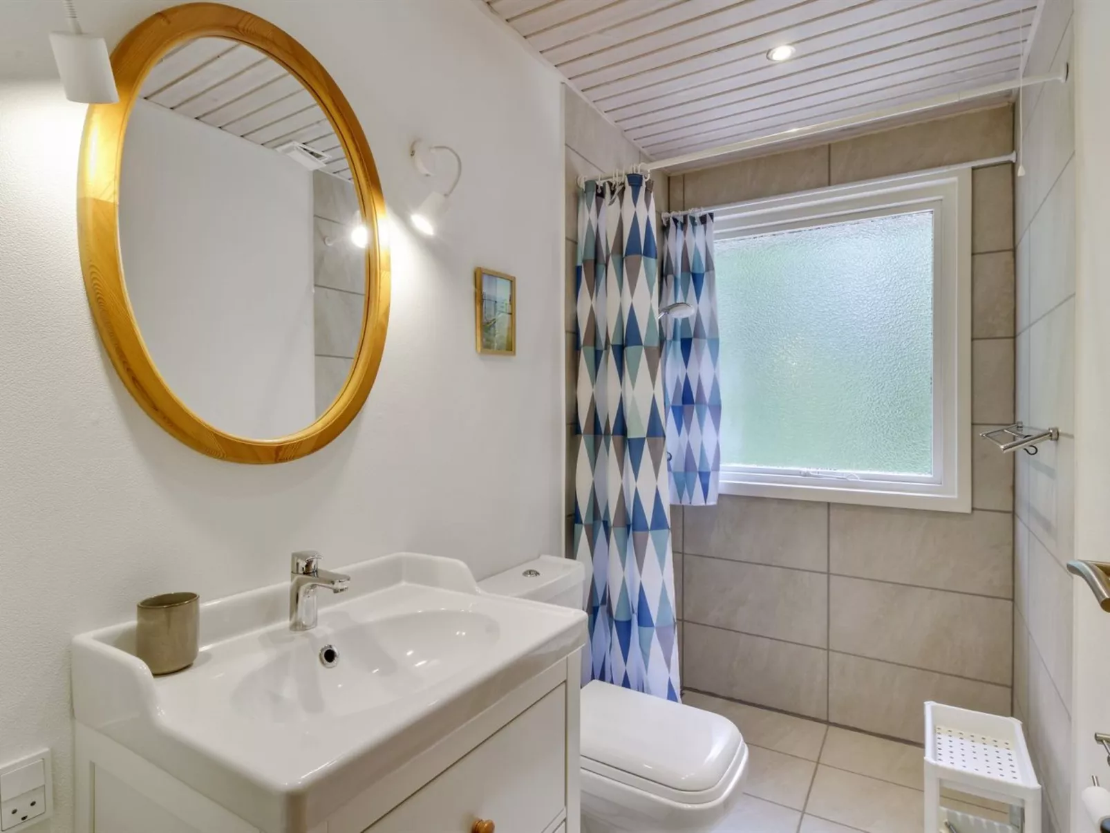 "Chrissie" - 150m from the sea-Binnen