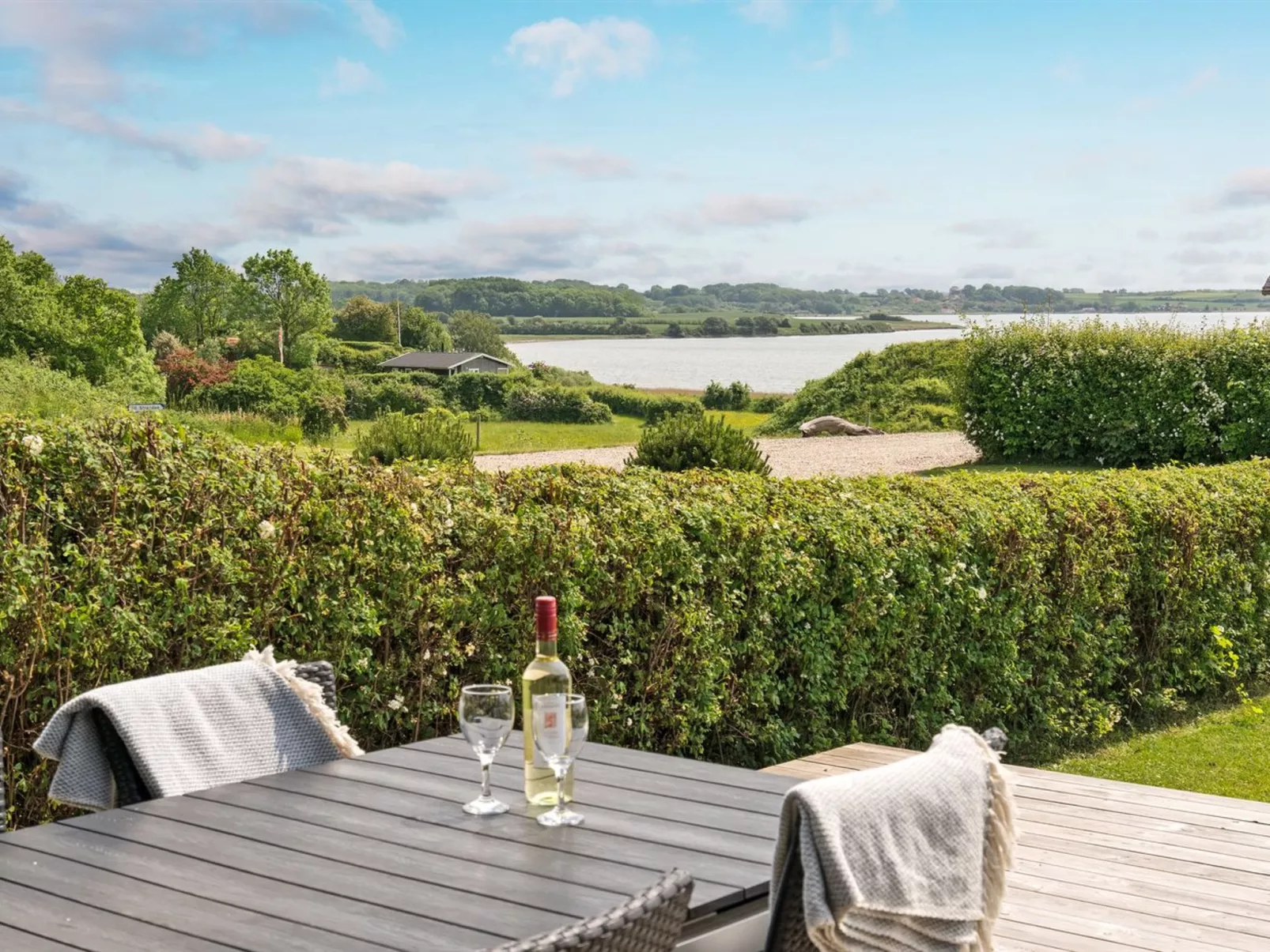 "Ølwir" - 400m to the fjord-Buiten