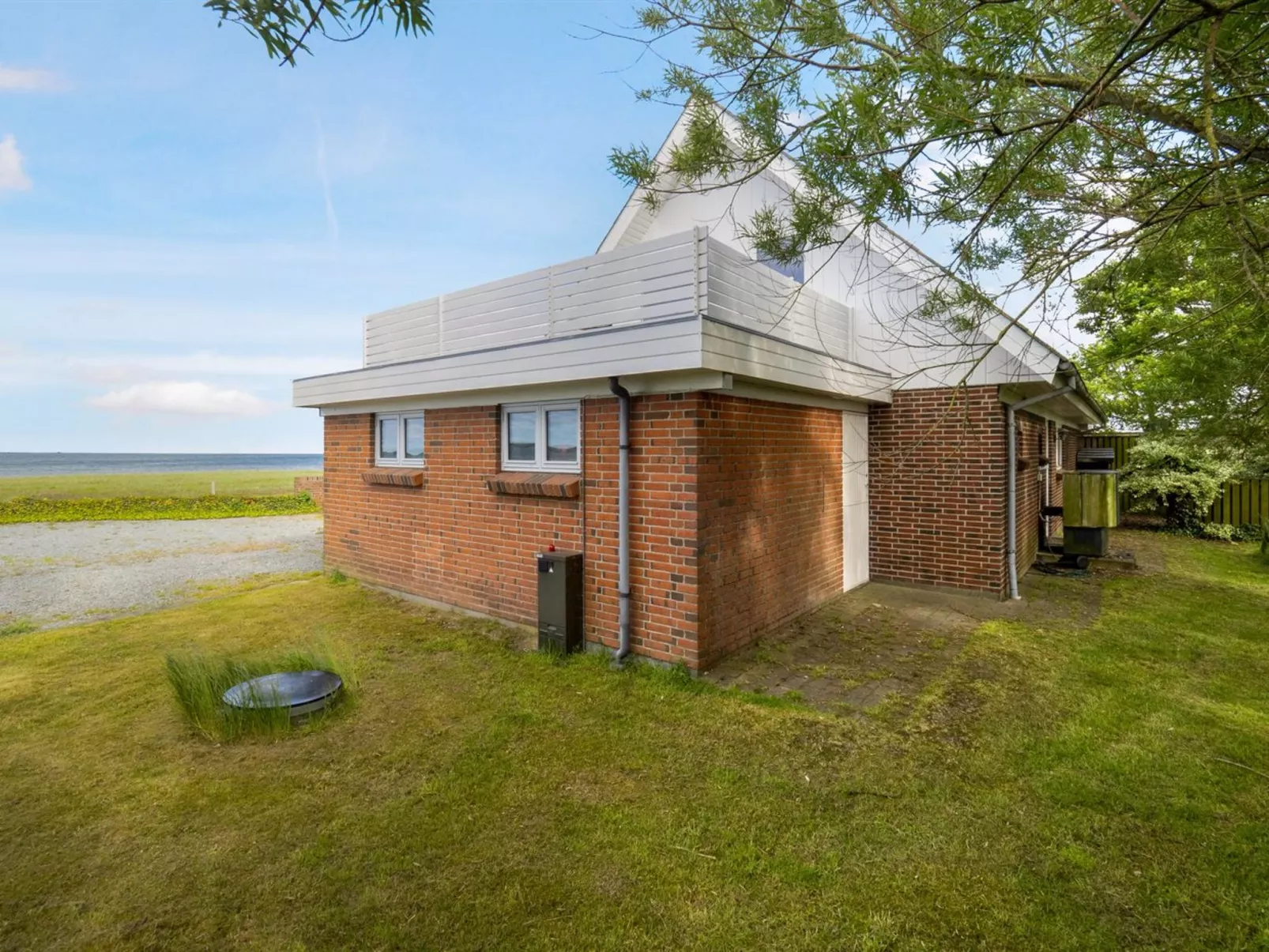 "Emmie" - 50m to the fjord-Buiten