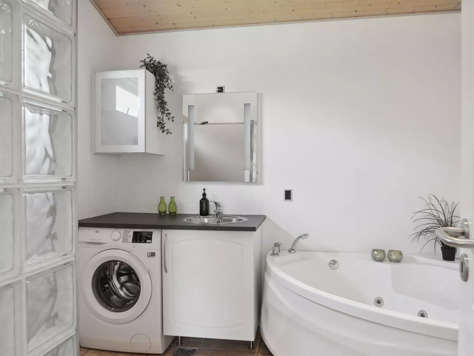 "Bertram" - 1.9km from the sea-Binnen