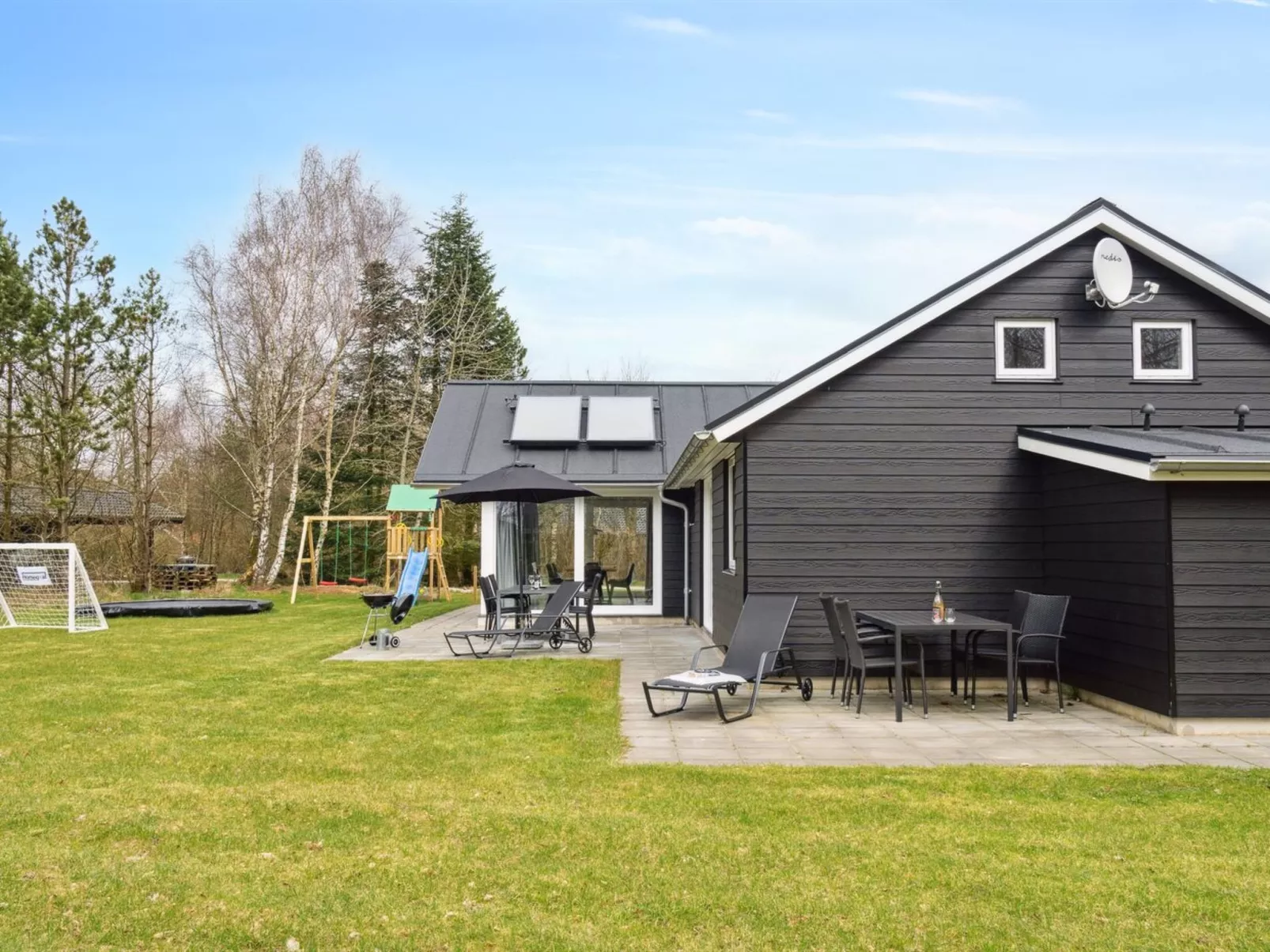 "Human" - 10.5km from the sea-Buiten