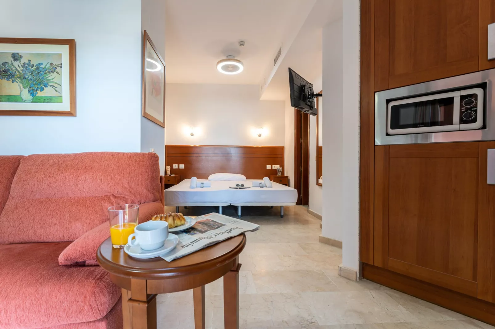 CT 240 - Beachfront Apartment -Don Juan Manilva-Woonkamer